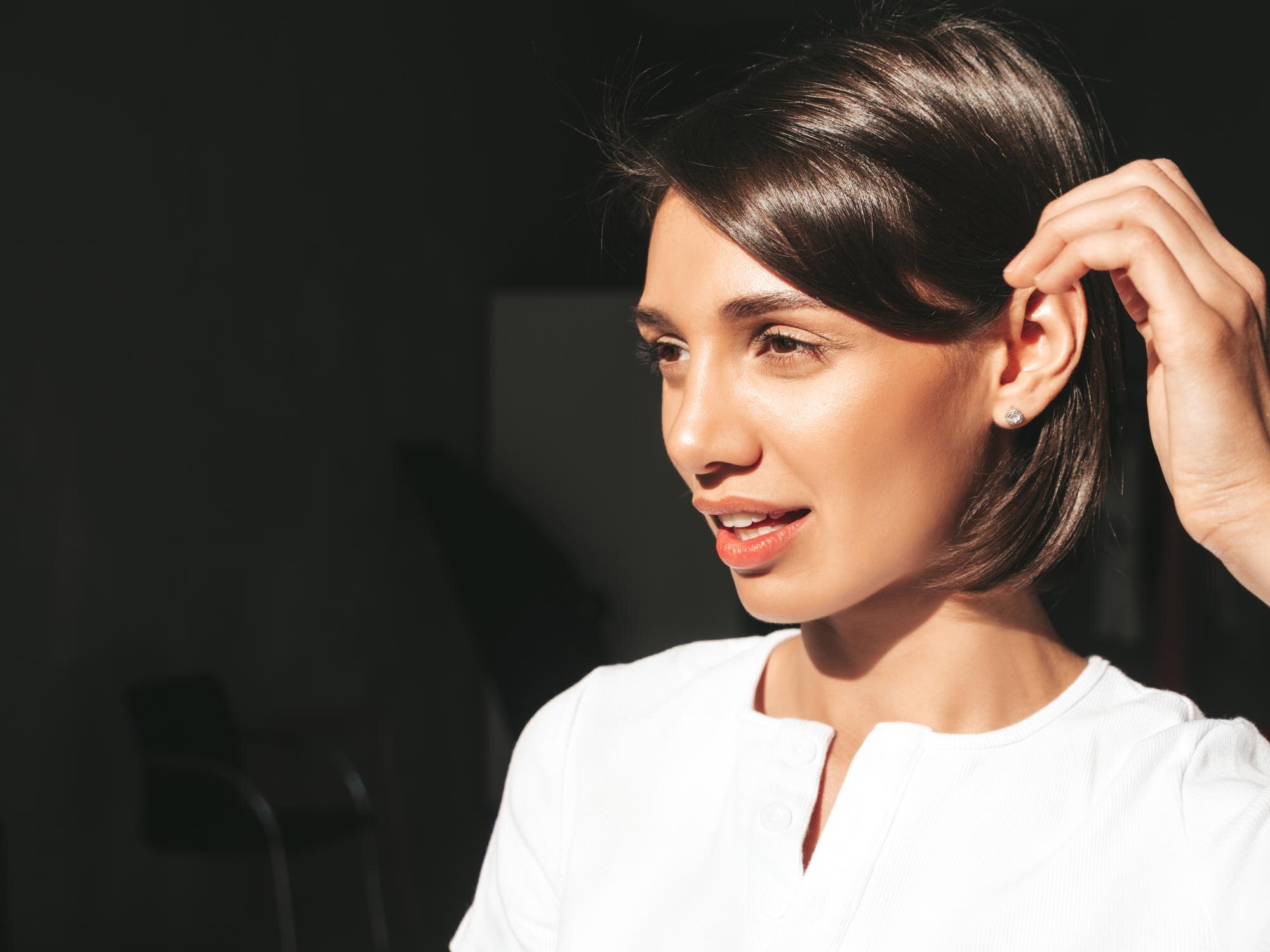 Primer plano del oído y pabellón auricular humano sano, concepto de higiene auditiva